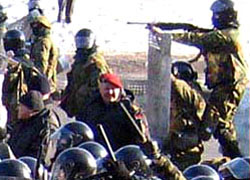 Карабины, гранаты и газ против своего народа (фото, видео)