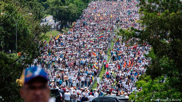 Сторонники Мадуро вышли на манифестацию в ответ на марш оппозиции