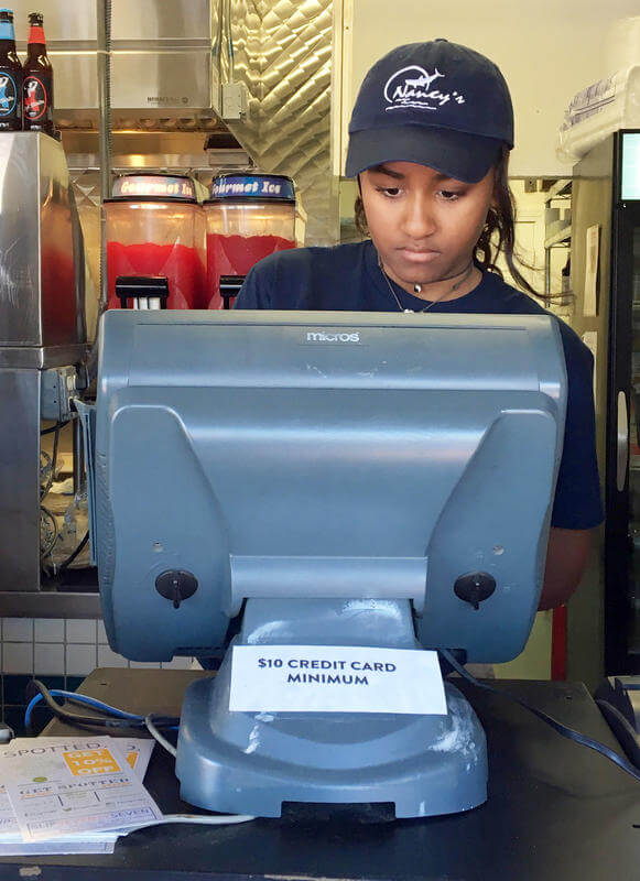 Младшая дочь Обамы устроилась работать официанткой в ресторан