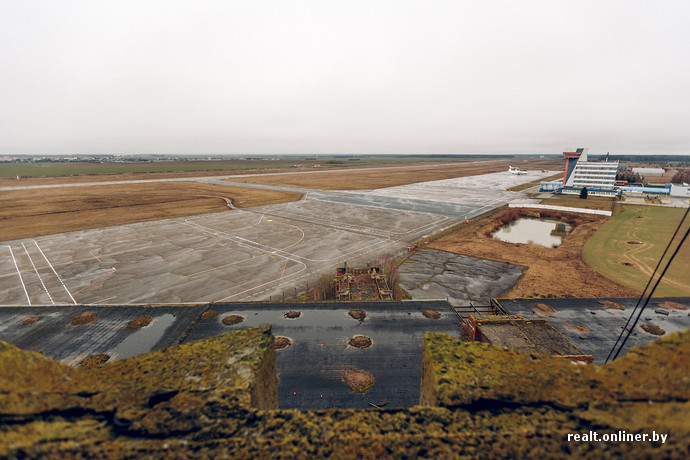 Заброшенный аэровокзал посреди белорусских полей. ФОТО