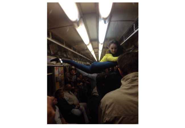 В минском метро девушка села на шпагат между поручнями